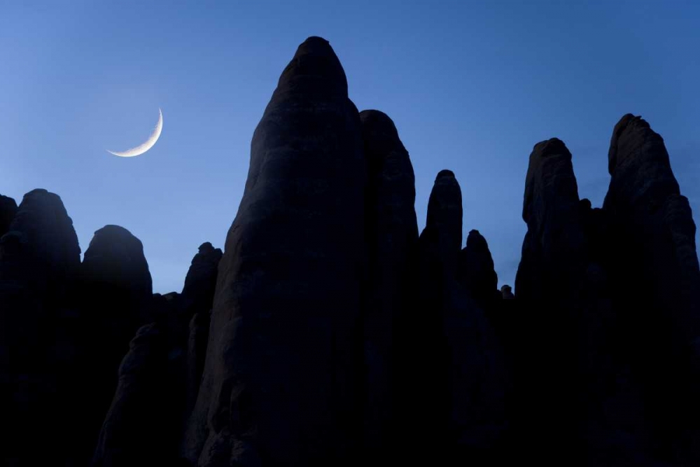 UT, Arches NP Crescent moon and silhouette